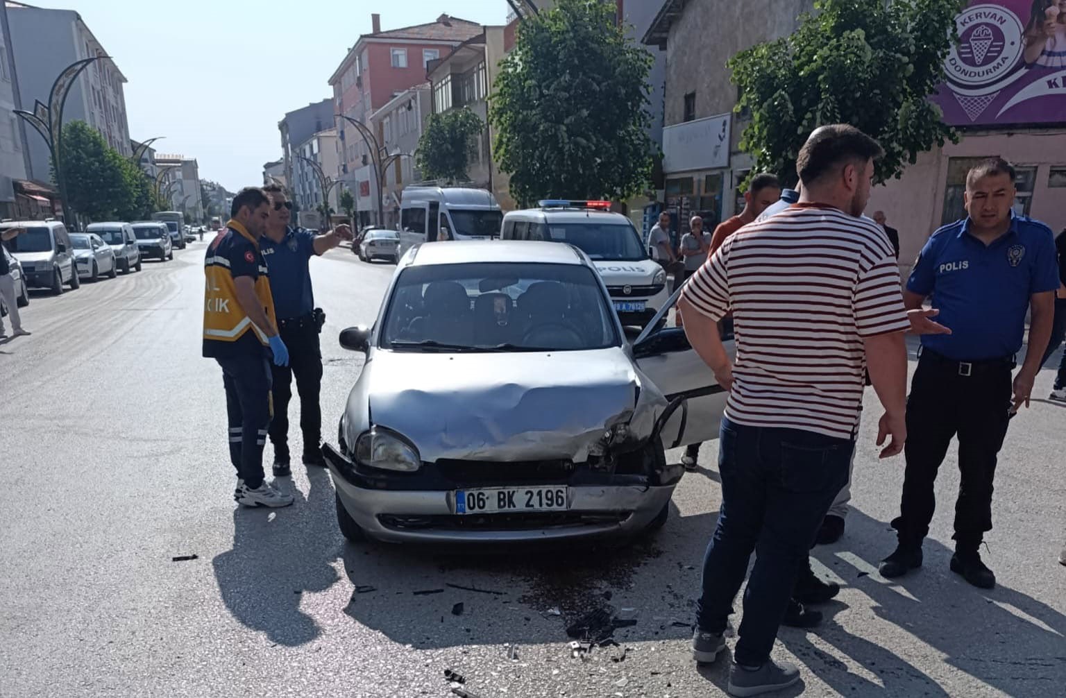 &Ccedil;orum&rsquo;da iki otomobil kafa kafaya &ccedil;arpıştı: 3 yaralı
