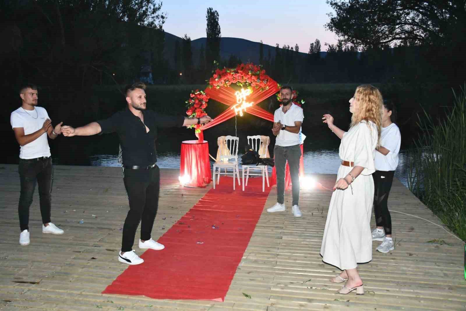 Zamantı Irmağı&rsquo;nda s&uuml;rpriz evlilik teklifi
