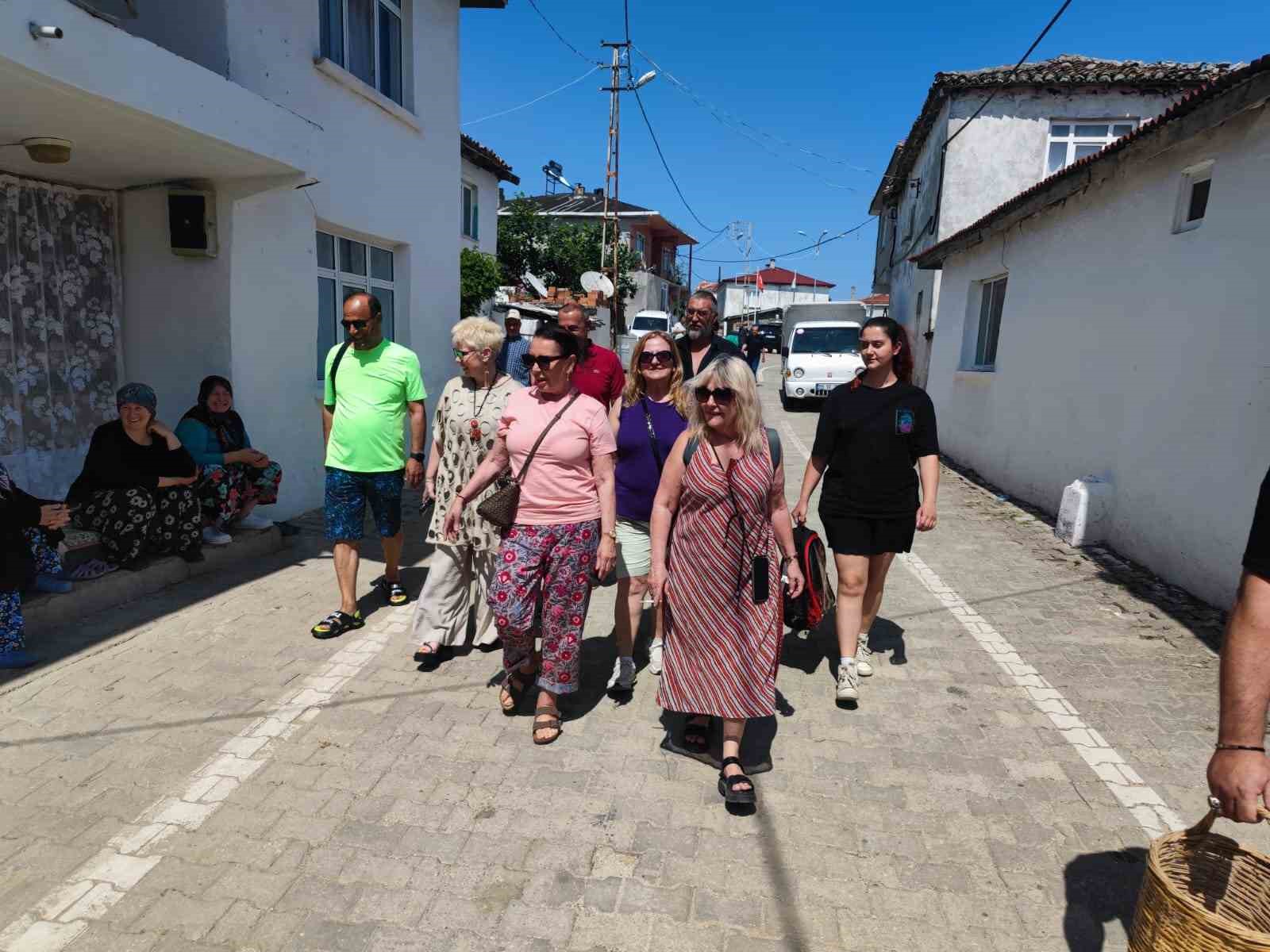 Yeşilçam Yıldızı Savaş’tan nostaljik ziyaret: Geleneksel kıyafetiyle kiraz topladı
