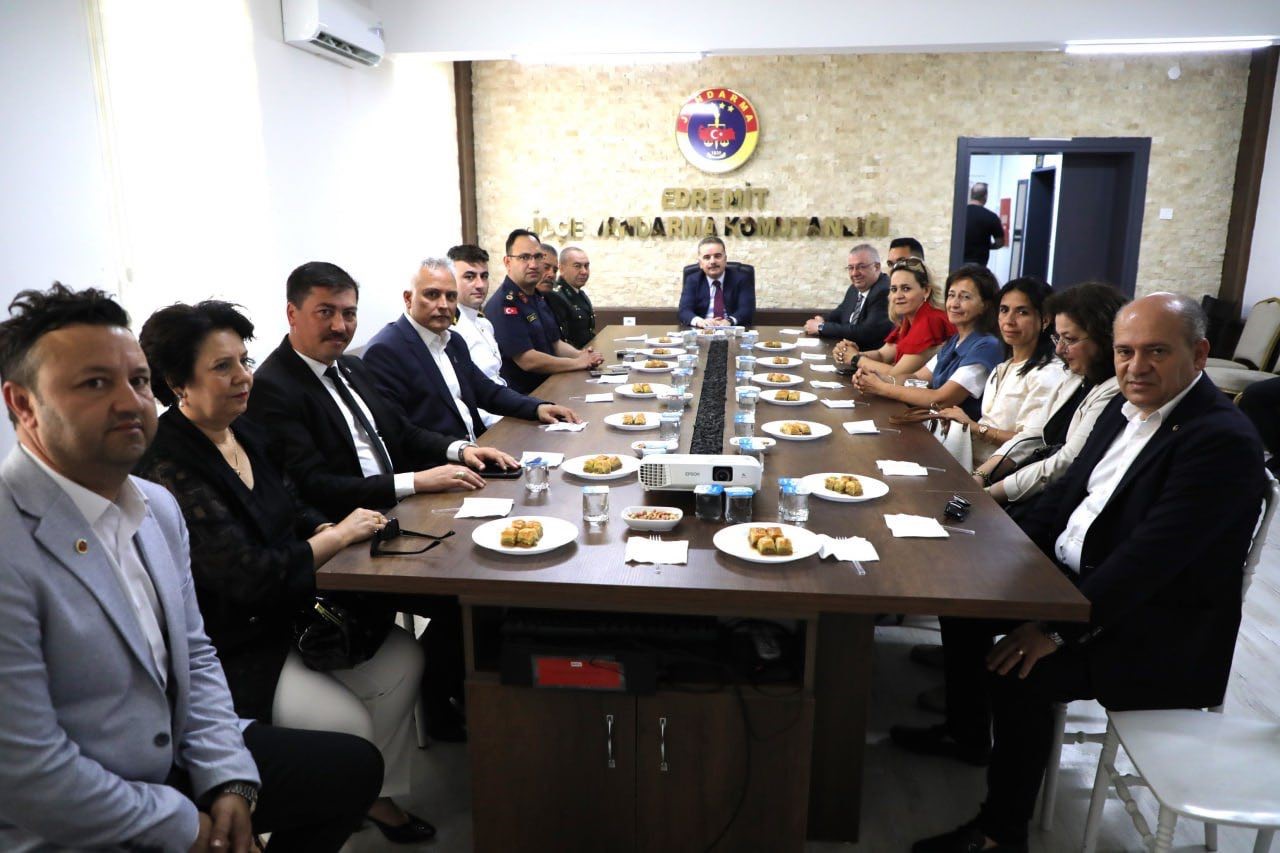 Edremit&rsquo;te kurumlar arası bayramlaşma t&ouml;reni d&uuml;zenlendi
