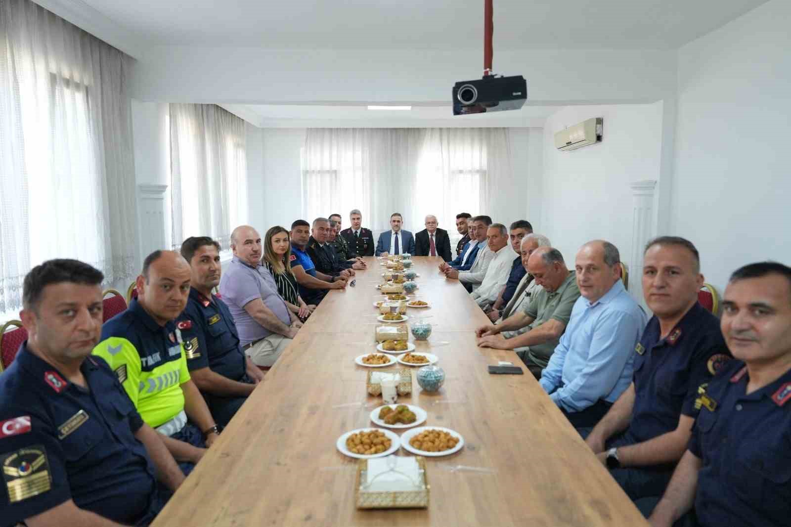 Burhaniye&rsquo;de bayramlaşma t&ouml;reni yapıldı
