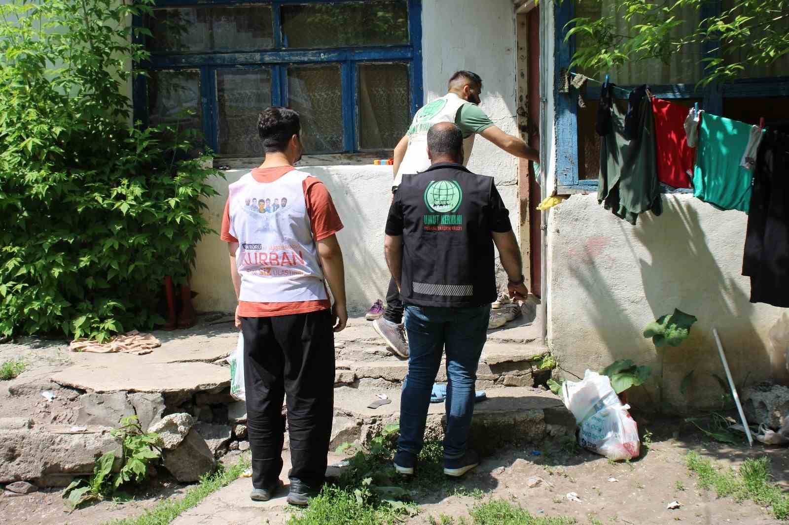 Umut Kervanı Ağrı Derneği yüzlerce aileye kurban eti dağıttı