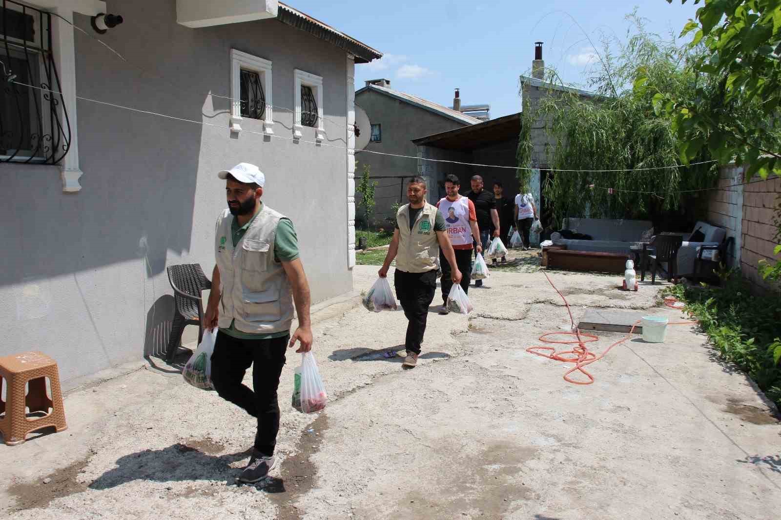 Umut Kervanı Ağrı Derneği yüzlerce aileye kurban eti dağıttı