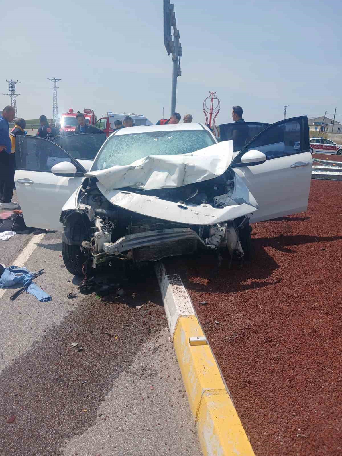 İki otomobil kavşakta &ccedil;arpıştı: 1 &ouml;l&uuml;, 4 yaralı
