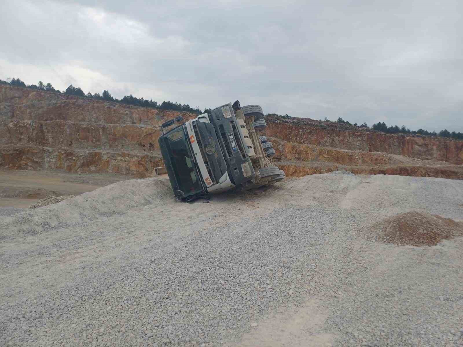 Bilecik’te kum yüklü kamyon devrildi