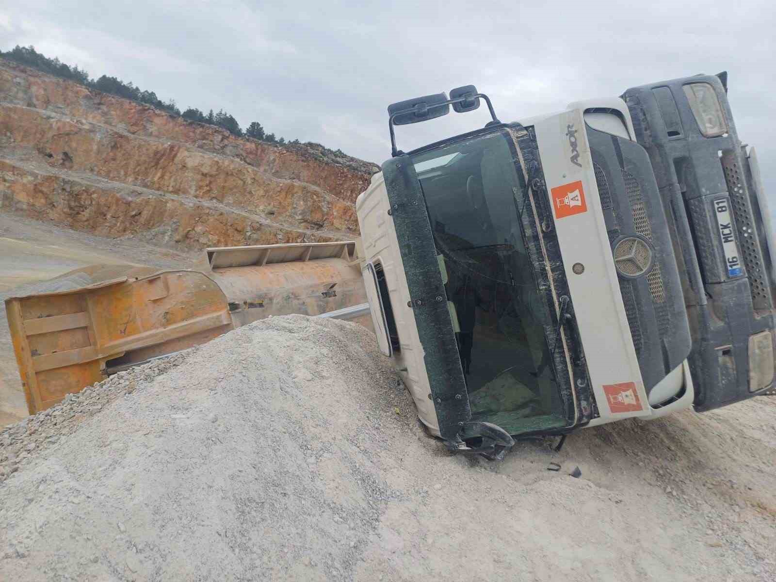 Bilecik&rsquo;te kum y&uuml;kl&uuml; kamyon devrildi
