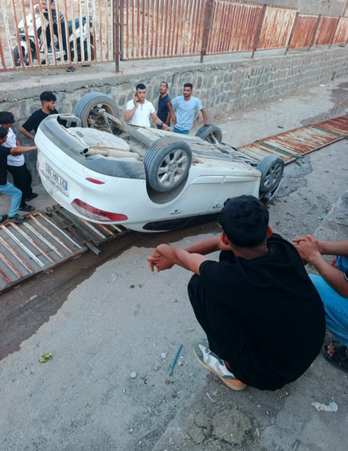 &Ccedil;ocukların el frenini indirdiği otomobil tahliye kanalına u&ccedil;tu
