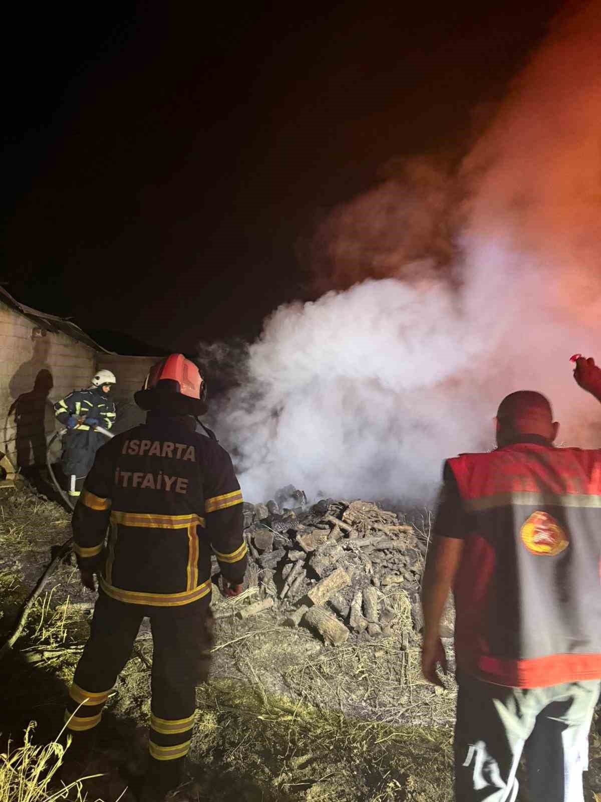 Mangal ateşinden çıkan kıvılcım otluk alana sıçradı