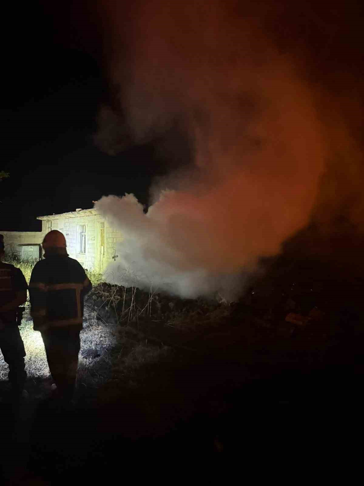 Mangal ateşinden &ccedil;ıkan kıvılcım otluk alana sı&ccedil;radı
