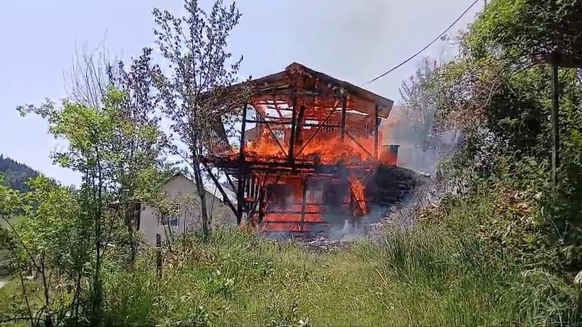 Yayla evi alev alev yandı