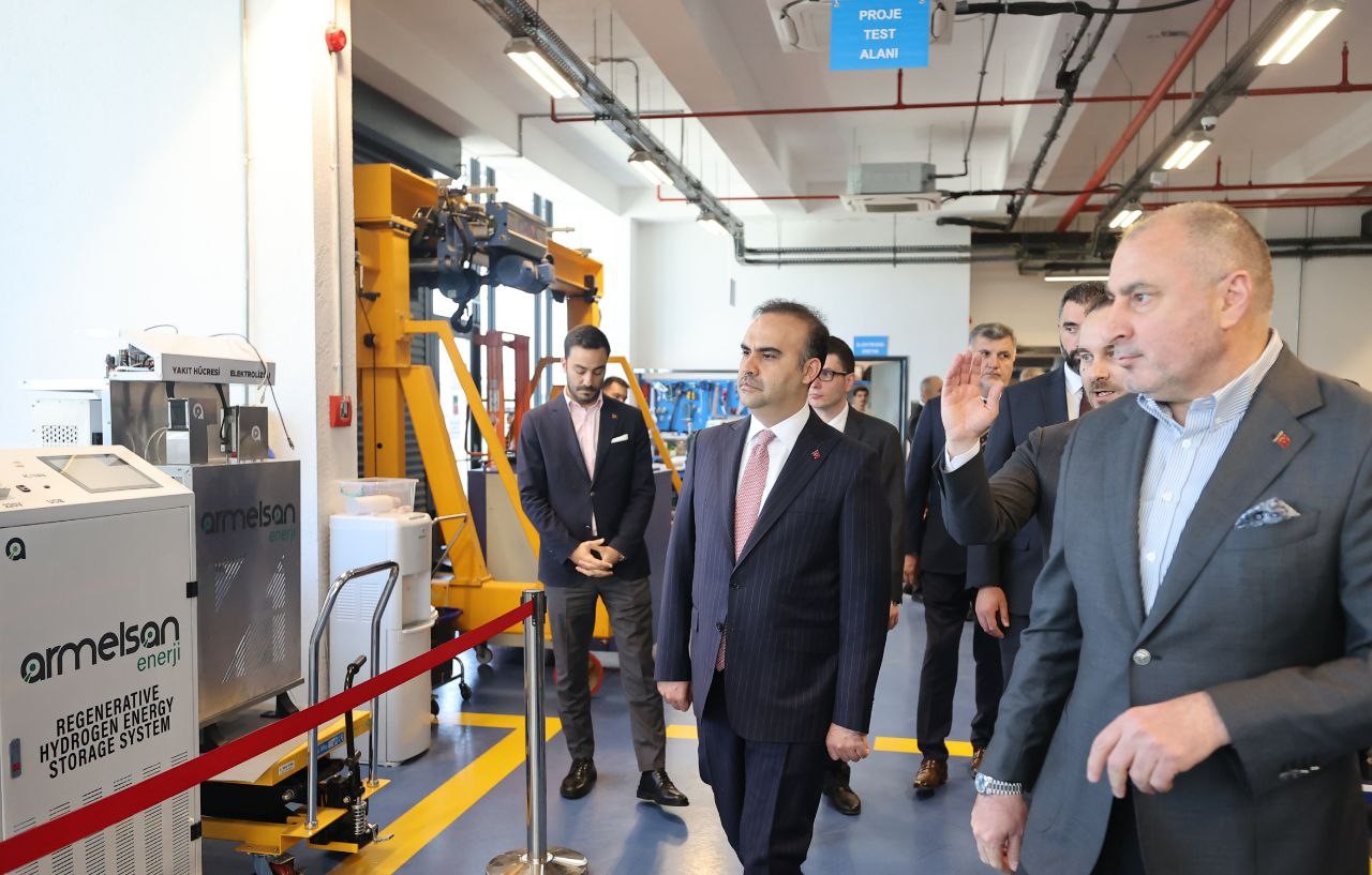 Bakan Kacır: "T&uuml;rkiye&rsquo;nin savunma sanayiine g&uuml;&ccedil; veren girişimlerimizin Ar-Ge ve &uuml;retim faaliyetlerine destek olmaya devam edeceğiz"
