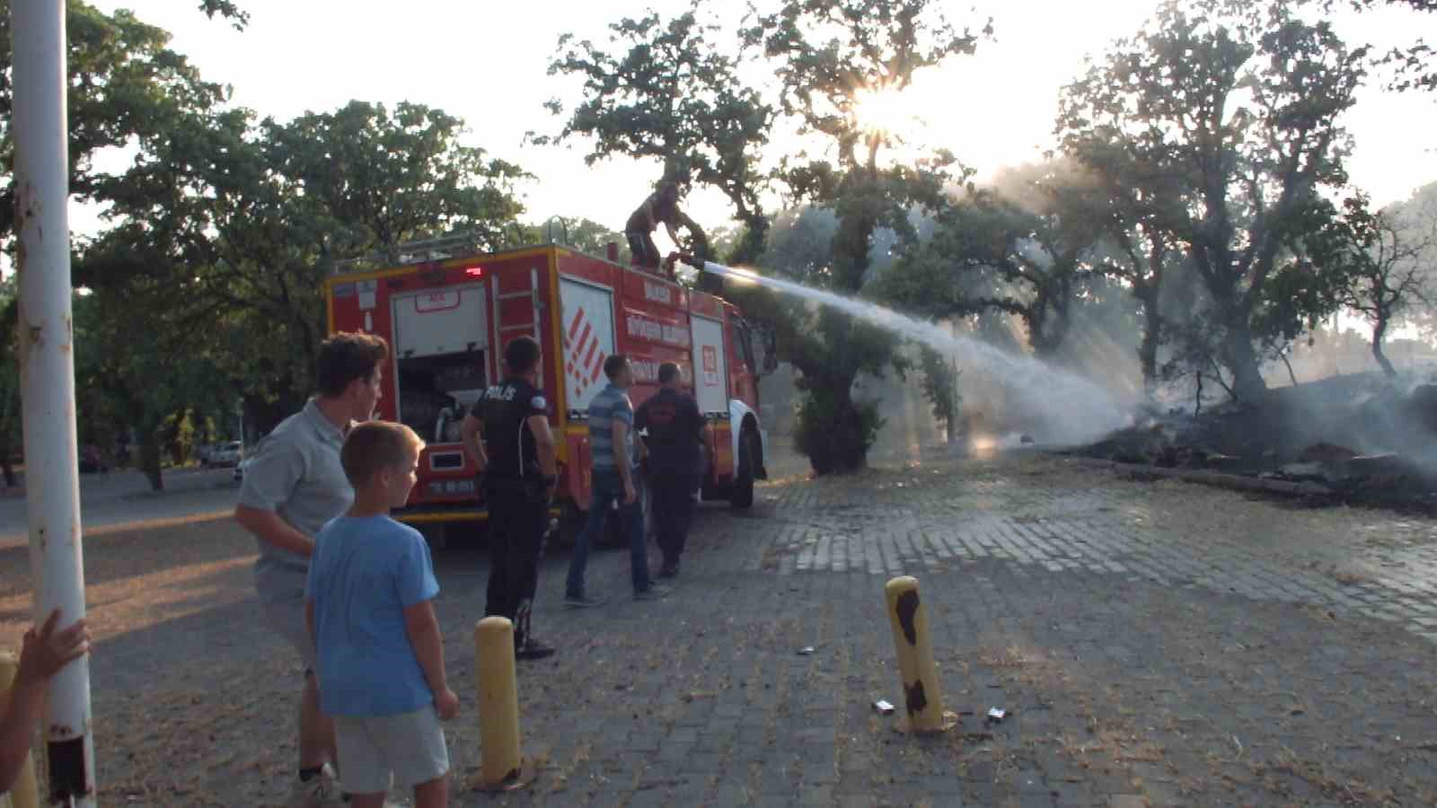 Balıkesir’de ot yangınını tüplerle söndürdüler