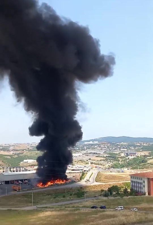 Çöp ayrıştırma tesisi bahçesinde yangın