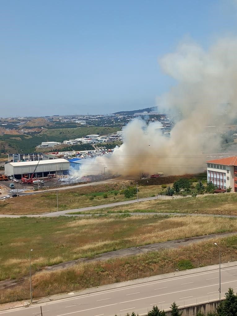 &Ccedil;&ouml;p ayrıştırma tesisi bah&ccedil;esinde yangın
