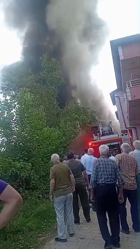 Kurulukta başlayan yangın, ahşap eve sı&ccedil;radı
