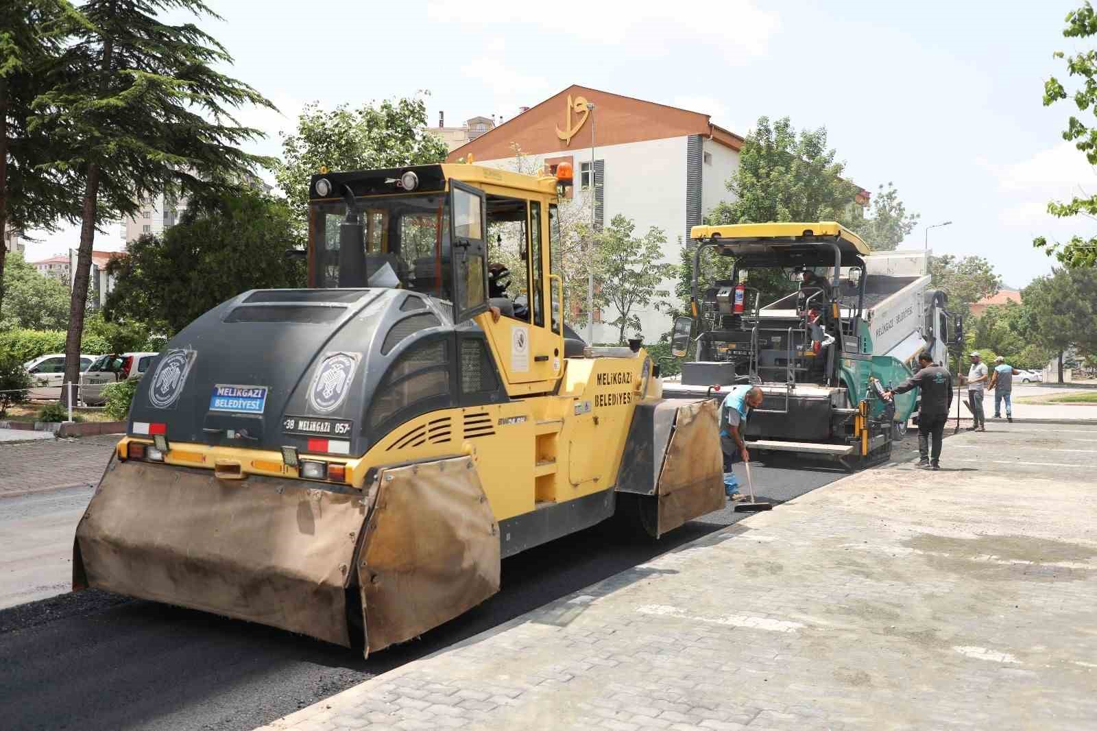 Melikgazi Belediyesi, 17 b&ouml;lgede yol &ccedil;alışması yapıyor
