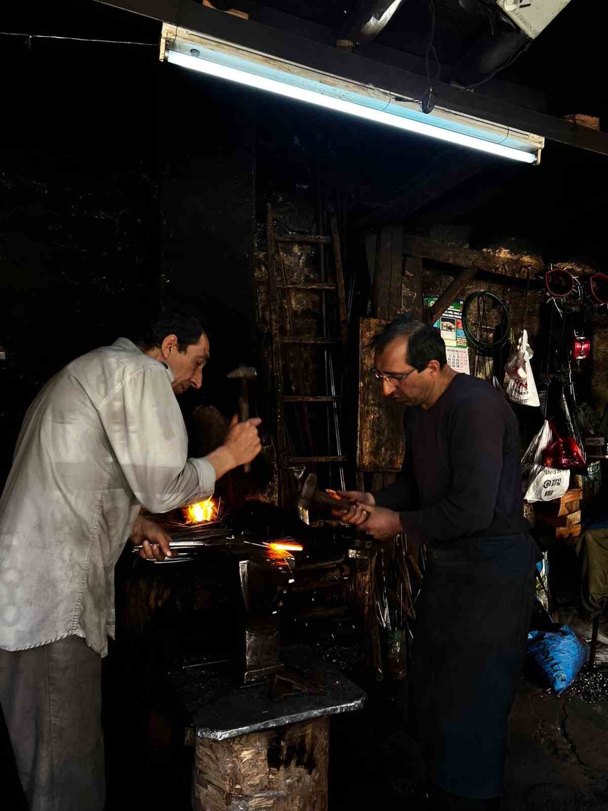 İki kardeş kaybolmaya y&uuml;z tutan mesleği yaşatmaya &ccedil;alışıyor

