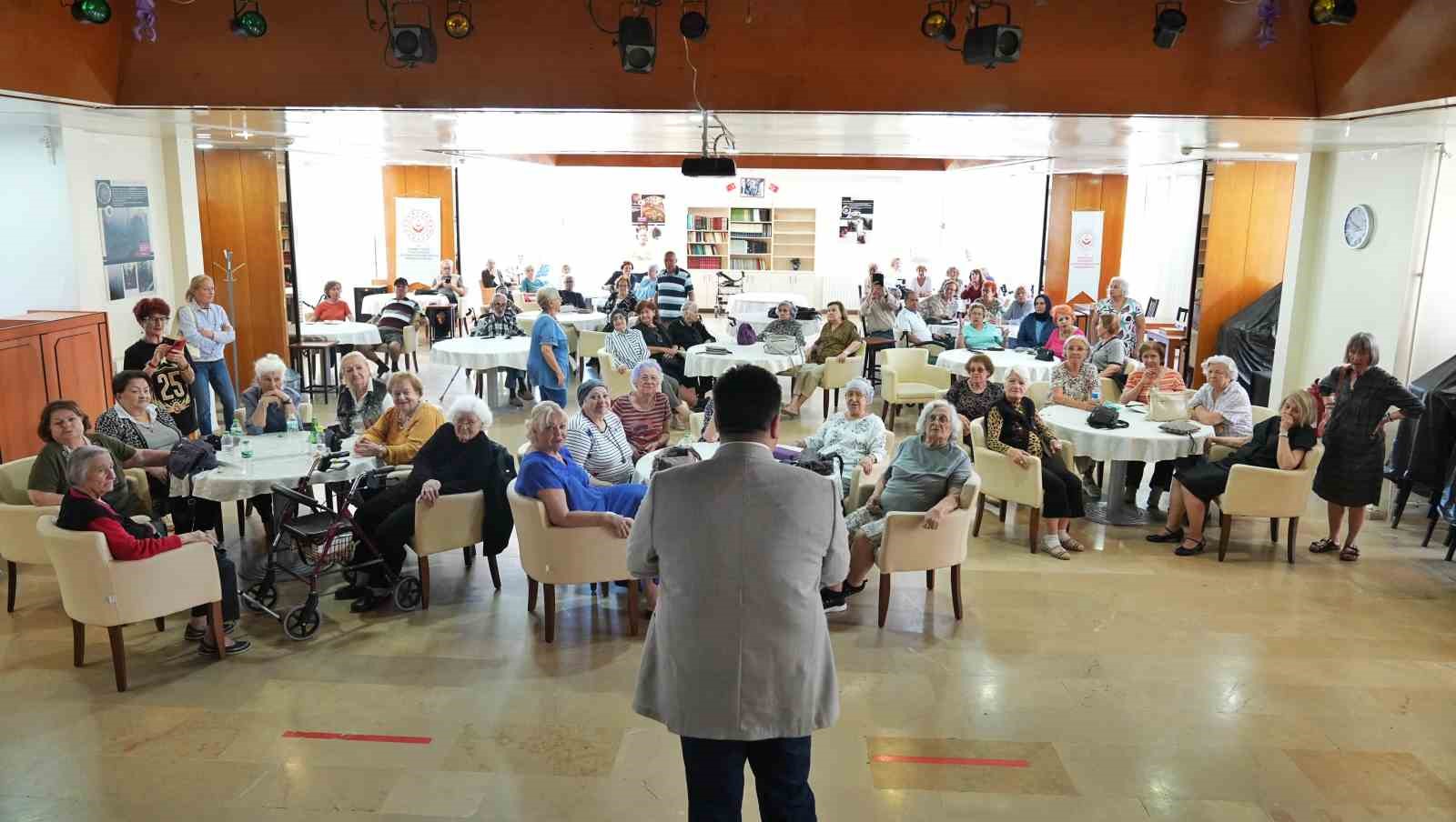 Beşiktaş Belediye Başkan Vekili Şişman, bayramda huzurevi sakinlerini ziyaret etti
