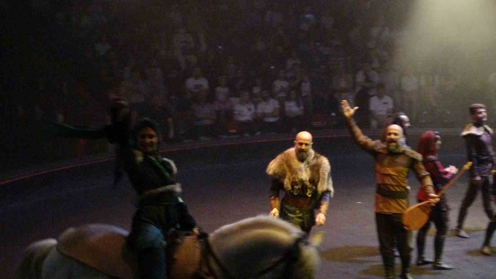 Bayramın 2’üncü günü ’Kuruluş Osman’ dizisinin çekildiği film platosuna turist akını