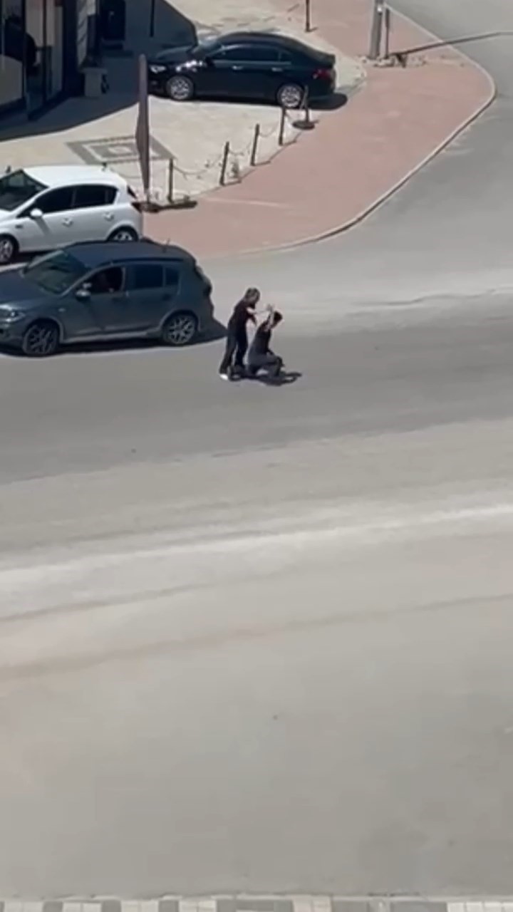 Kendisine şiddet uygulayan eşini savunan kadına vatandaşlardan tepki