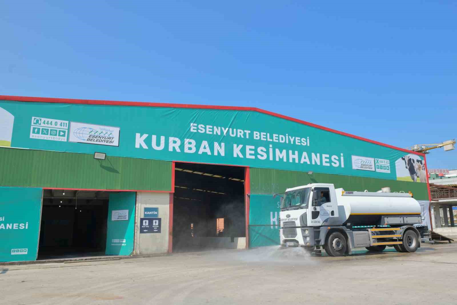 Esenyurt Belediyesi’nden kurban kesim alanlarında yoğun temizlik mesaisi