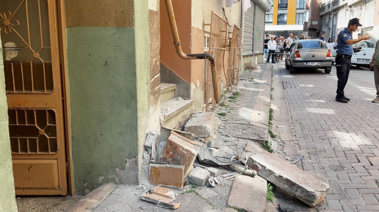 Zeytinburnu’nda otomobil doğal gaz kutusuna çarptı, facia ucuz atlatıldı