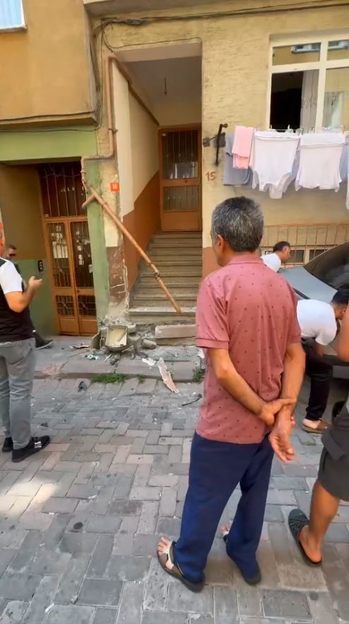 Zeytinburnu&rsquo;nda otomobil doğal gaz kutusuna &ccedil;arptı, facia ucuz atlatıldı
