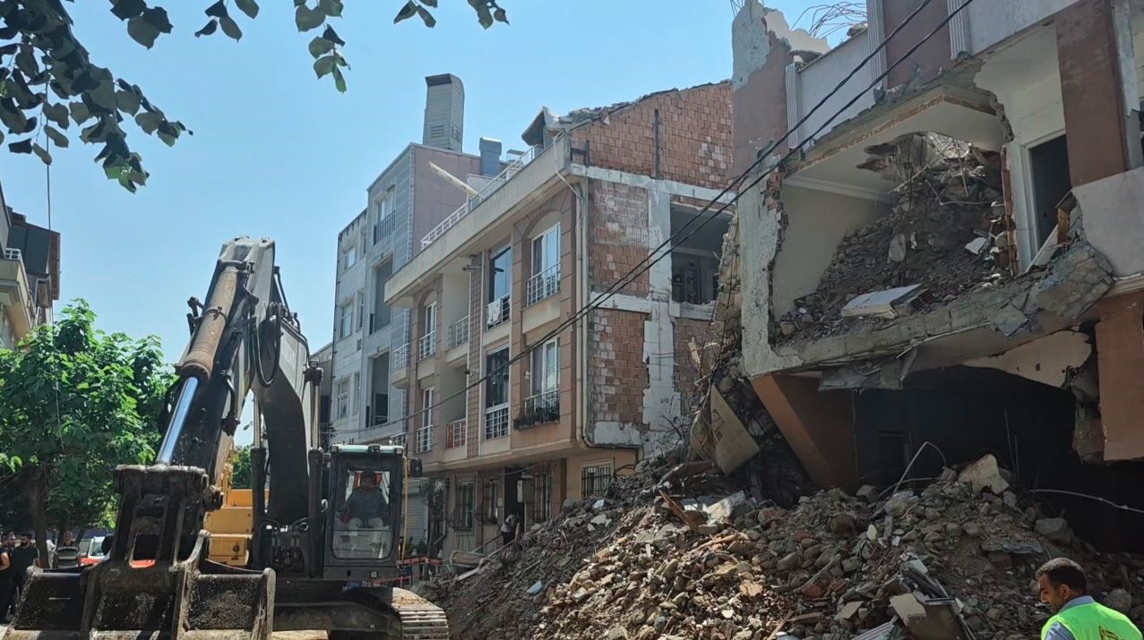 Avcılar’da kısmi çöken binanın yıkımı sırasında bitişik apartmanın da duvarı yıkıldı