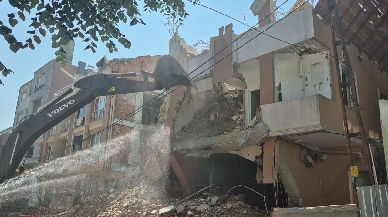 Avcılar&rsquo;da kısmi &ccedil;&ouml;ken binanın yıkımı sırasında bitişik apartmanın da duvarı yıkıldı
