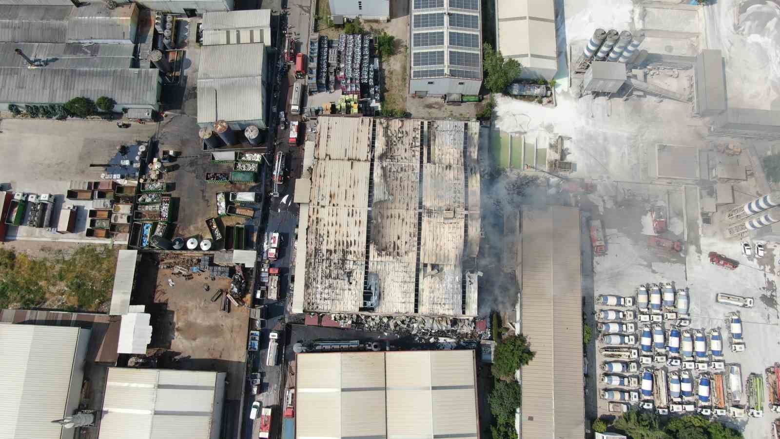 Yanan boya fabrikası bir saatte kontrol altına alınarak söndürüldü