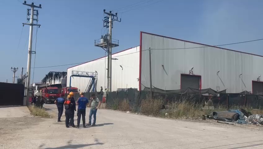 Yanan boya fabrikası bir saatte kontrol altına alınarak s&ouml;nd&uuml;r&uuml;ld&uuml;
