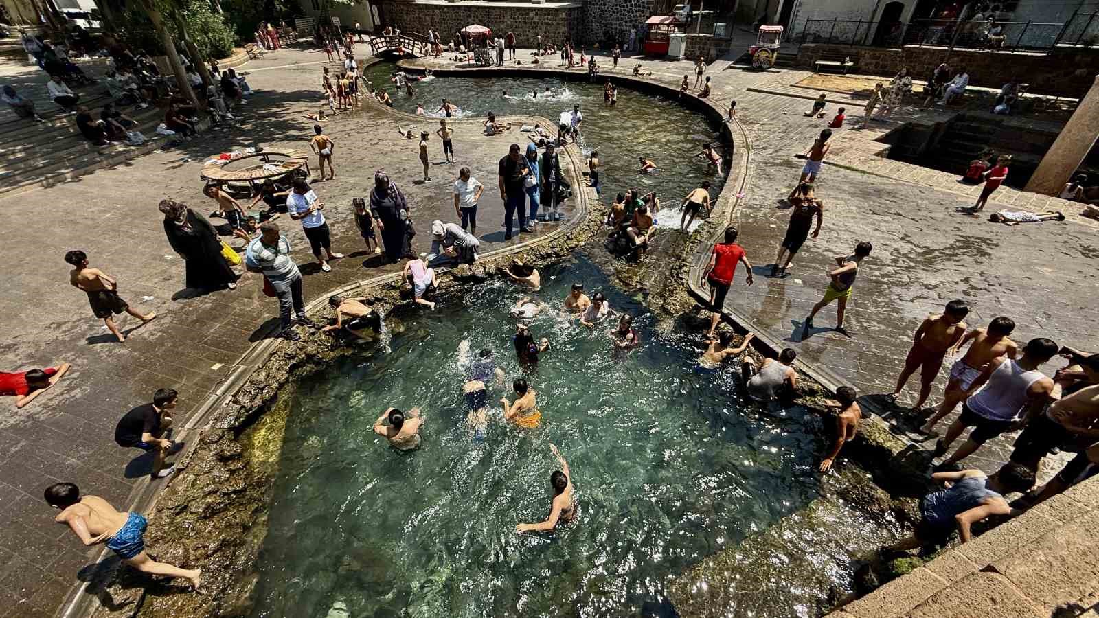 Diyarbakır’da havalar 38 dereceyi gösterdi, çocuklar aileleriyle soluğu süs havuzunda aldı