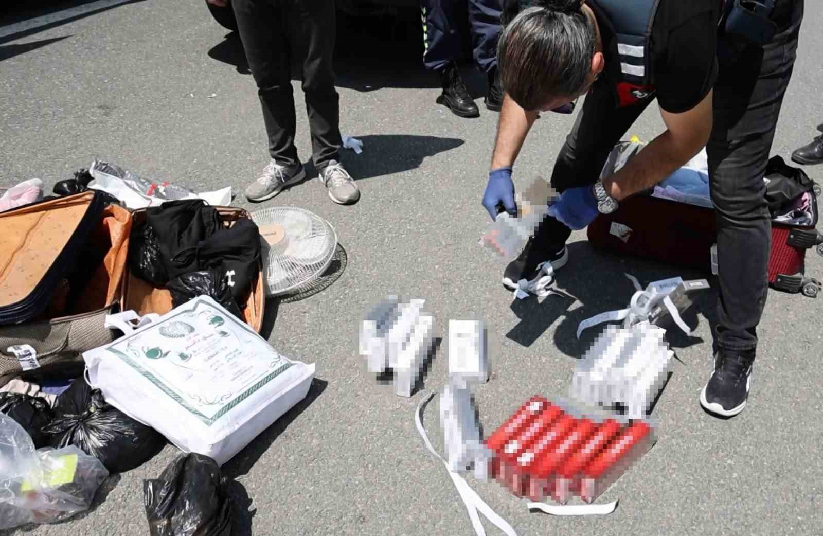 Yolcu otobüsündeki valizden kaçak sigara çıktı