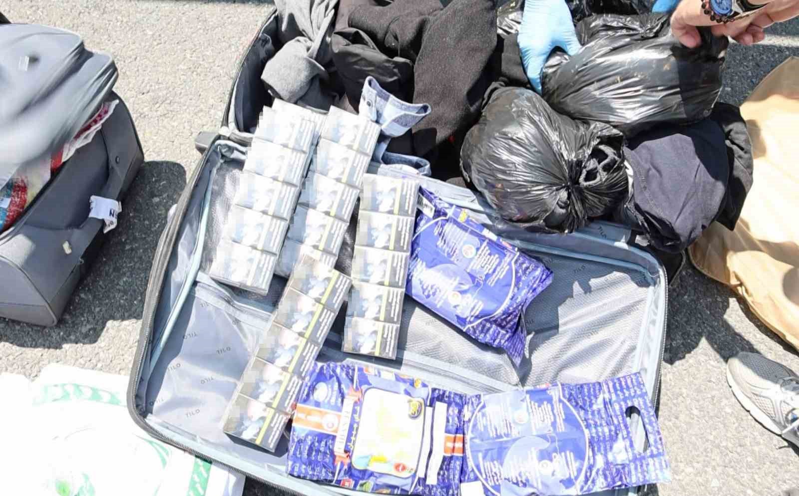 Yolcu otob&uuml;s&uuml;ndeki valizden ka&ccedil;ak sigara &ccedil;ıktı
