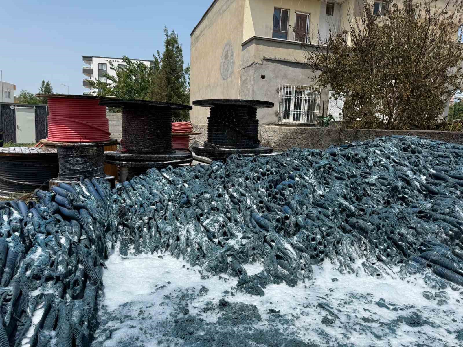 Batman’da şantiye bahçesinde plastik malzemeler yandı
