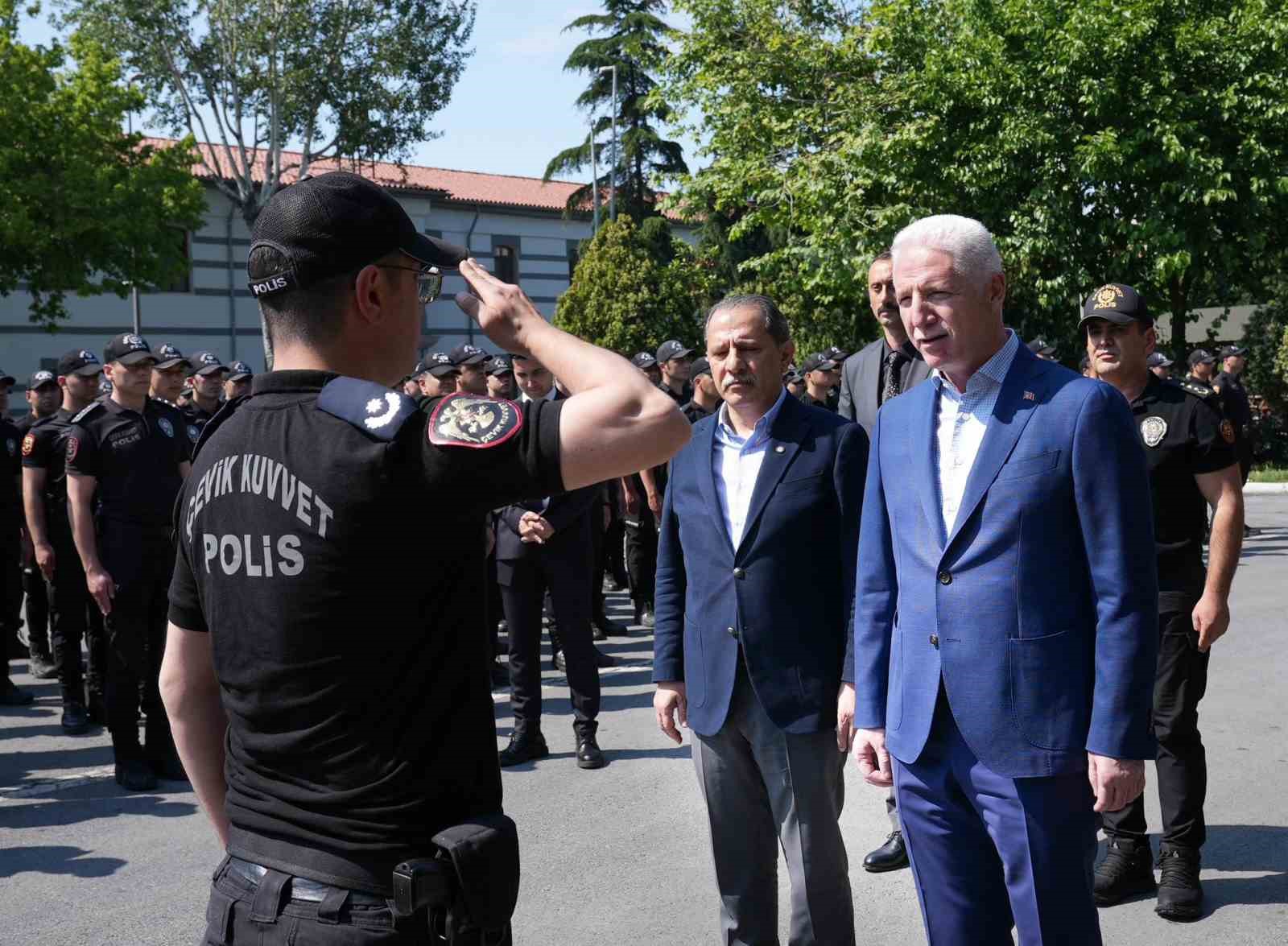 İstanbul Valisi Davut Gül’den Çevik Kuvvet’e bayram ziyareti