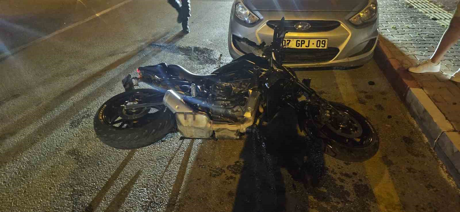 Park halindeki otomobile &ccedil;arpan motosiklet s&uuml;r&uuml;c&uuml;s&uuml; yaralandı
