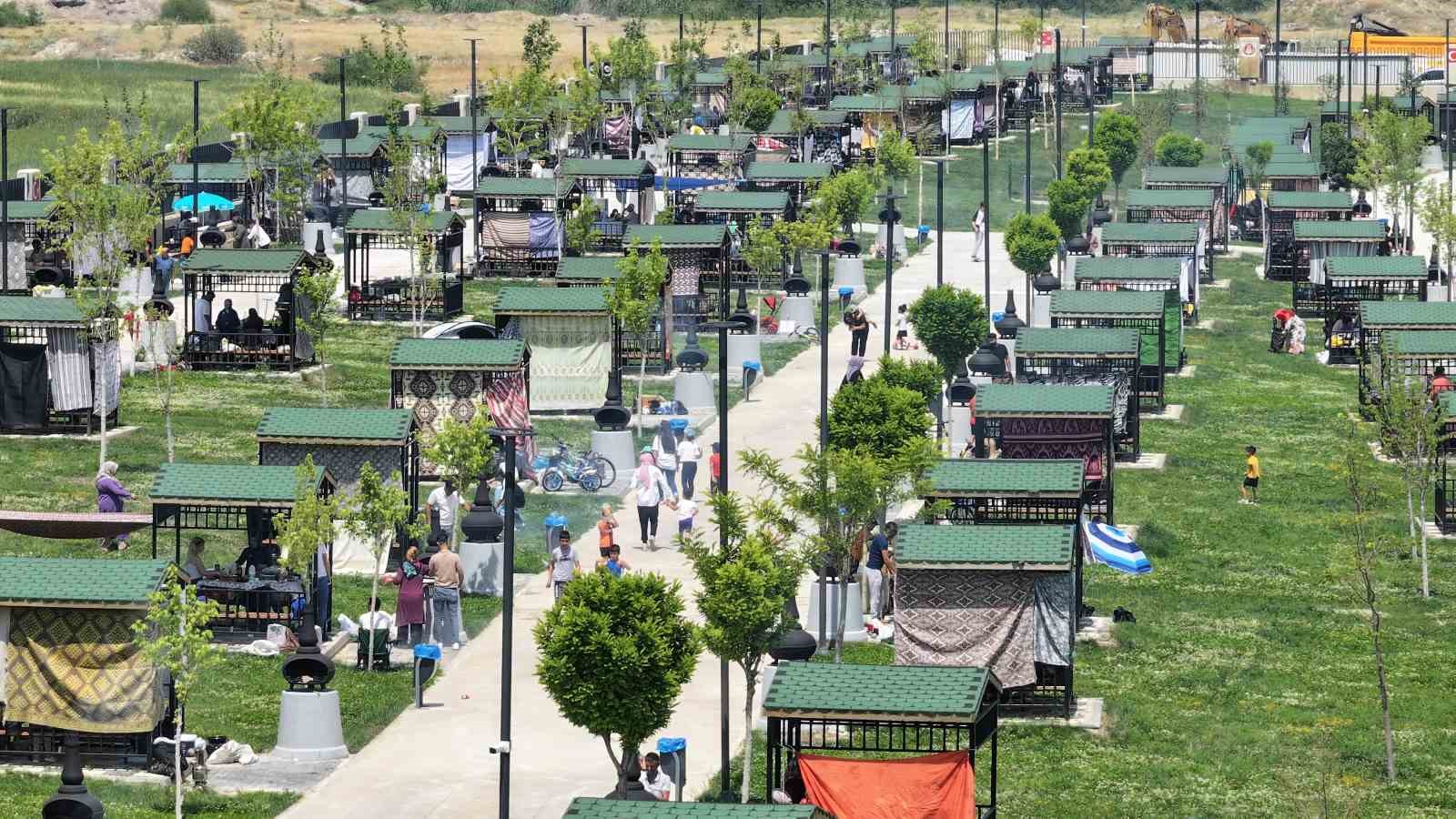 Bayramın 3&rsquo;&uuml;nc&uuml; g&uuml;n&uuml; Sincan Park&rsquo;ta mangal sezonu başladı
