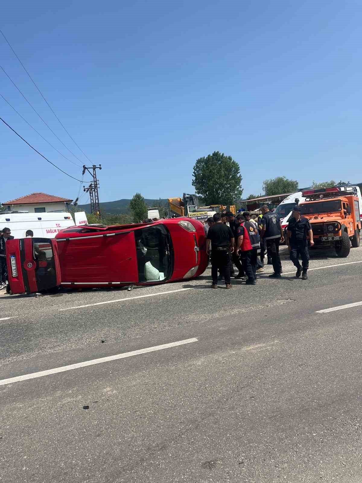 Kastamonu&rsquo;da Tofaş otomobil ile hafif ticari ara&ccedil; &ccedil;arpıştı: 5 yaralı

