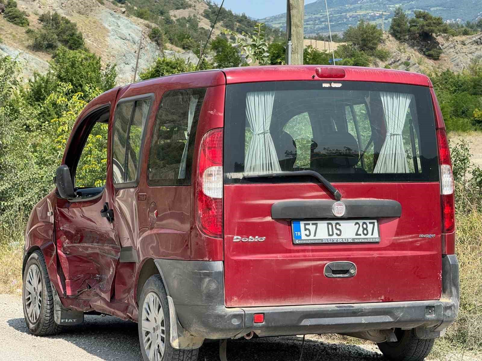 Kastamonu&rsquo;da iki hafif ticari ara&ccedil; &ccedil;arpıştı: 1 yaralı

