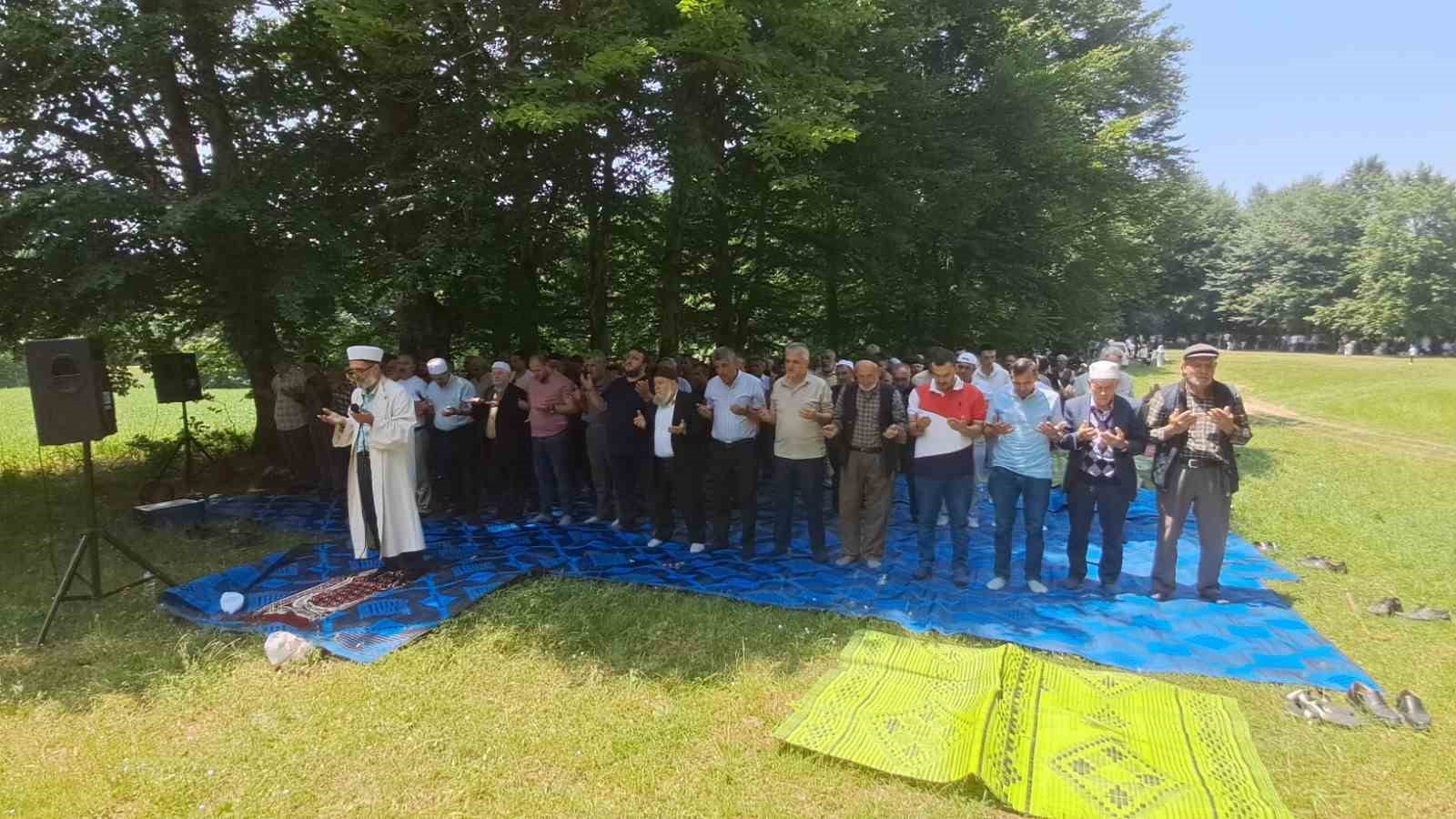 Bilecik’te asırlık gelenek sürdü: Yağmur ve şükür duasına onlarca kişi katıldı