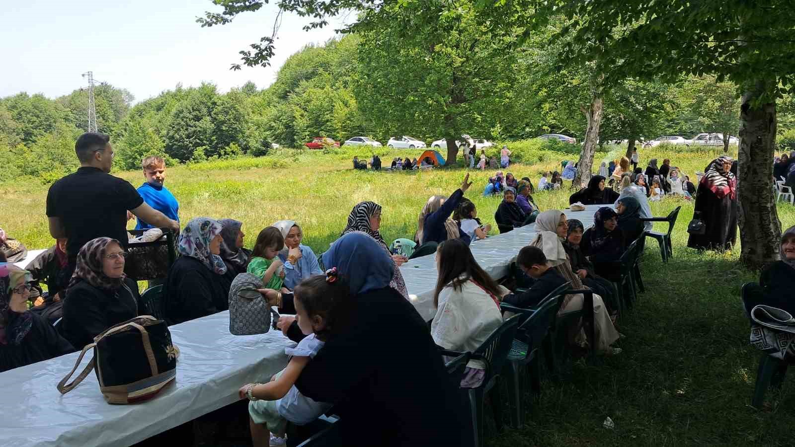 Bilecik&rsquo;te asırlık gelenek s&uuml;rd&uuml;: Yağmur ve ş&uuml;k&uuml;r duasına onlarca kişi katıldı
