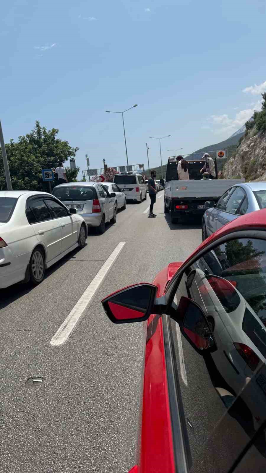 (D&uuml;zeltme) Antalya&rsquo;da Kemer yolunda feci kaza: 2 &ouml;l&uuml;, 4 yaralı
