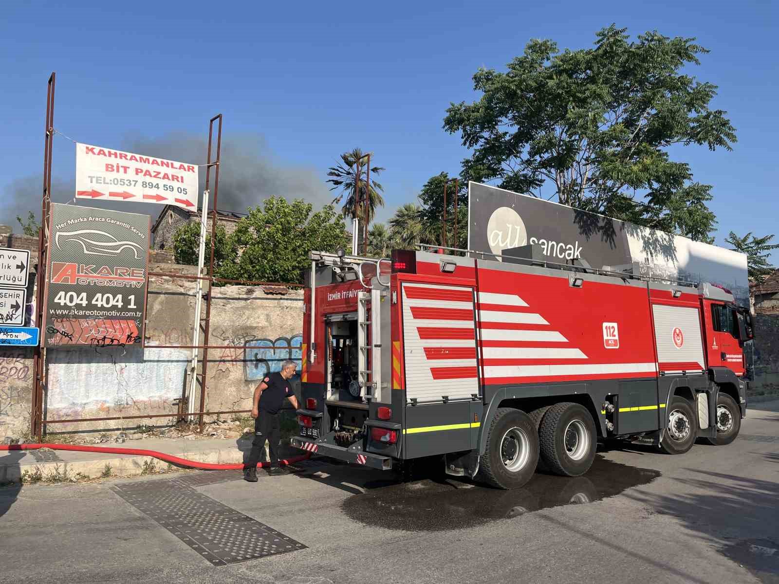 İzmir&rsquo;de boş arazide &ccedil;ıkan yangın mahalleye sı&ccedil;radı
