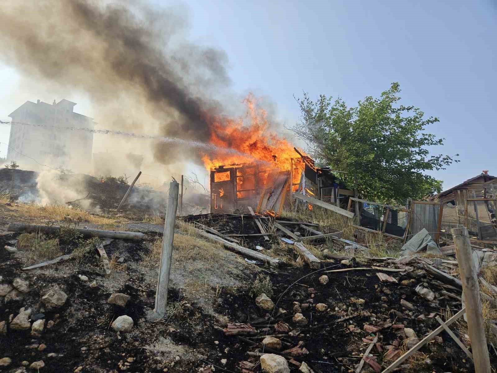 Malatya’da araç ve baraka yangını