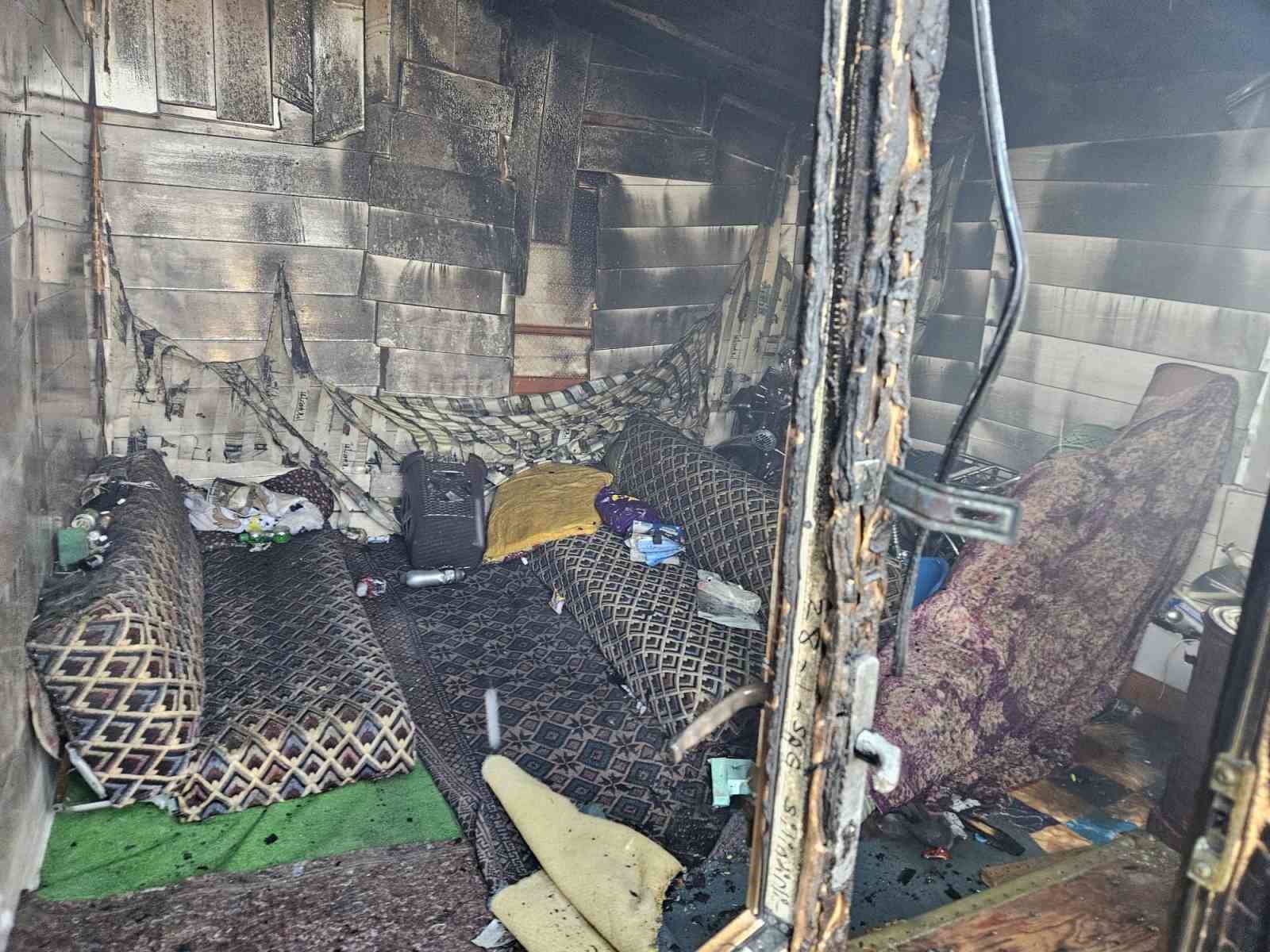 Malatya’da araç ve baraka yangını