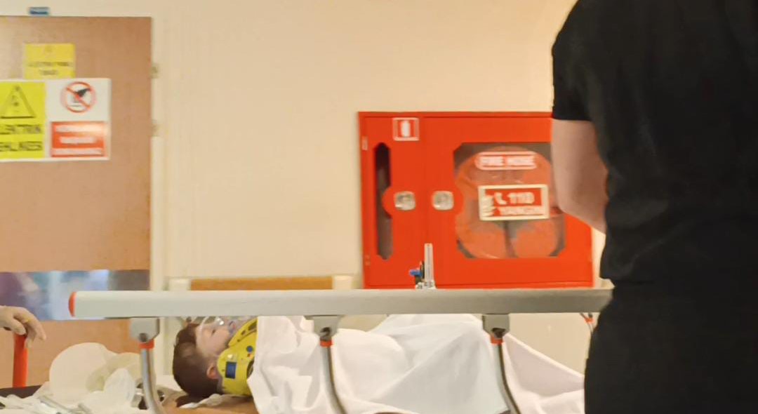 Bursa&rsquo;da balkondan d&uuml;şen 2 yaşındaki &ccedil;ocuk ağır yaralandı
