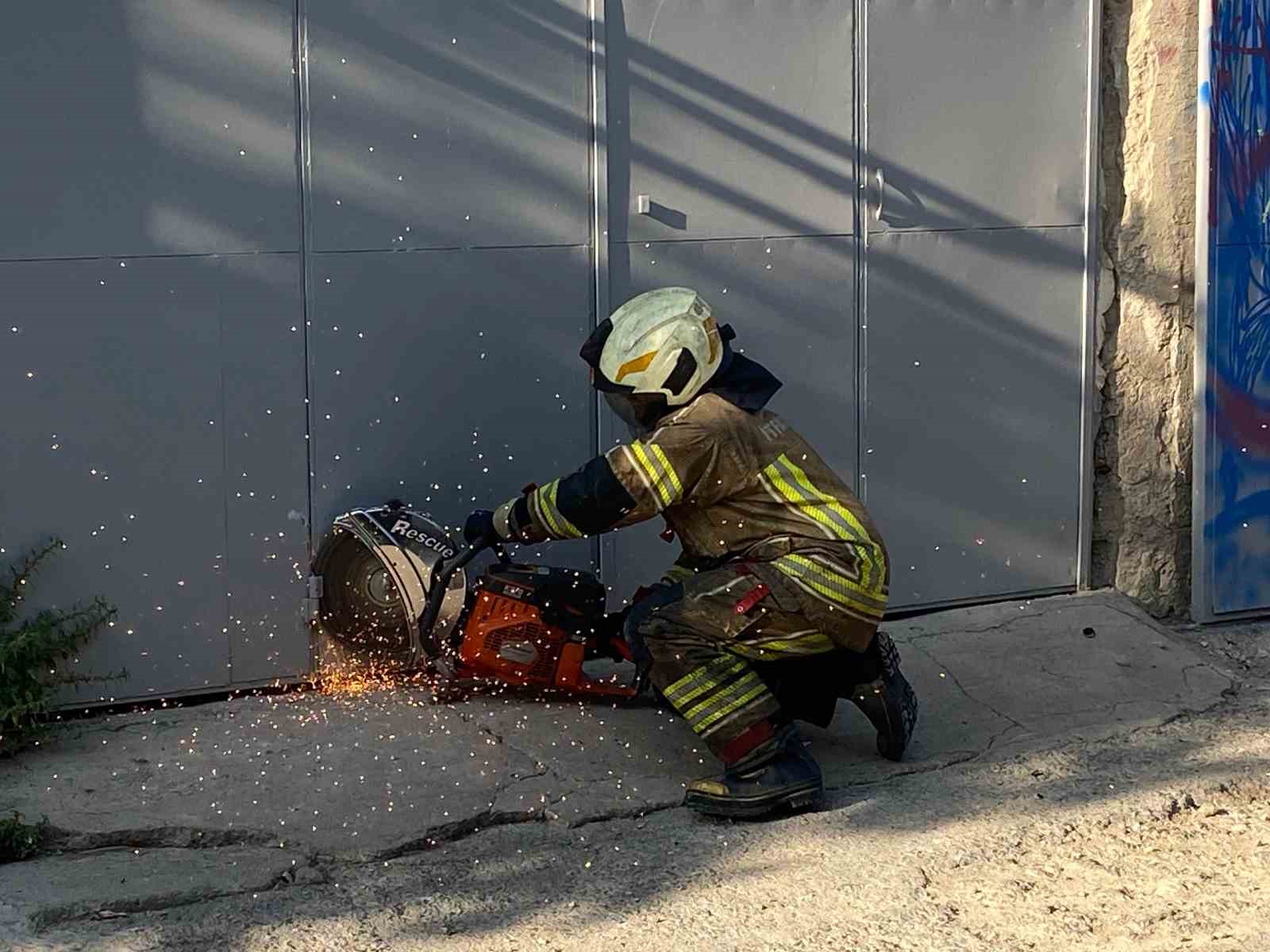İzmir&rsquo;deki yangın kontrol altına alındı
