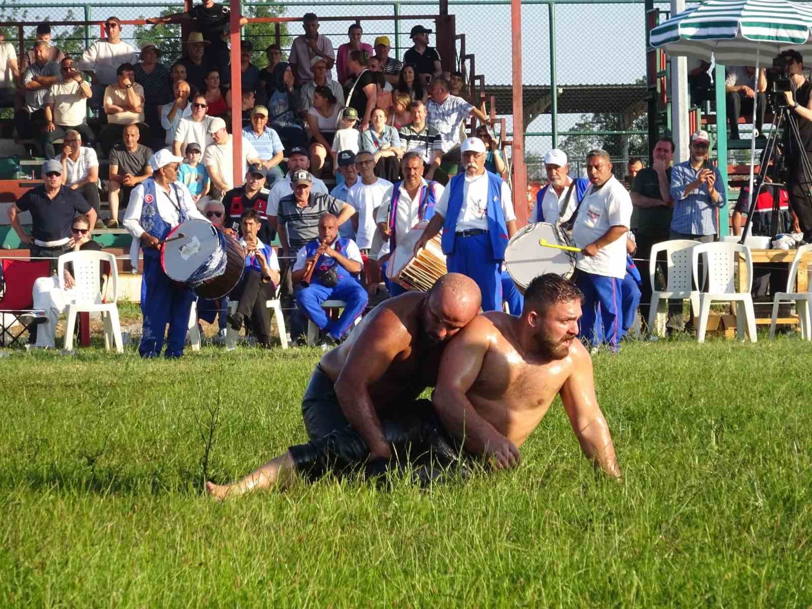 Kavasoğlu ve Şamdancıbaşı İbrahim Yağlı Pehlivan Güreşleri’nde başpehlivan Okulu oldu