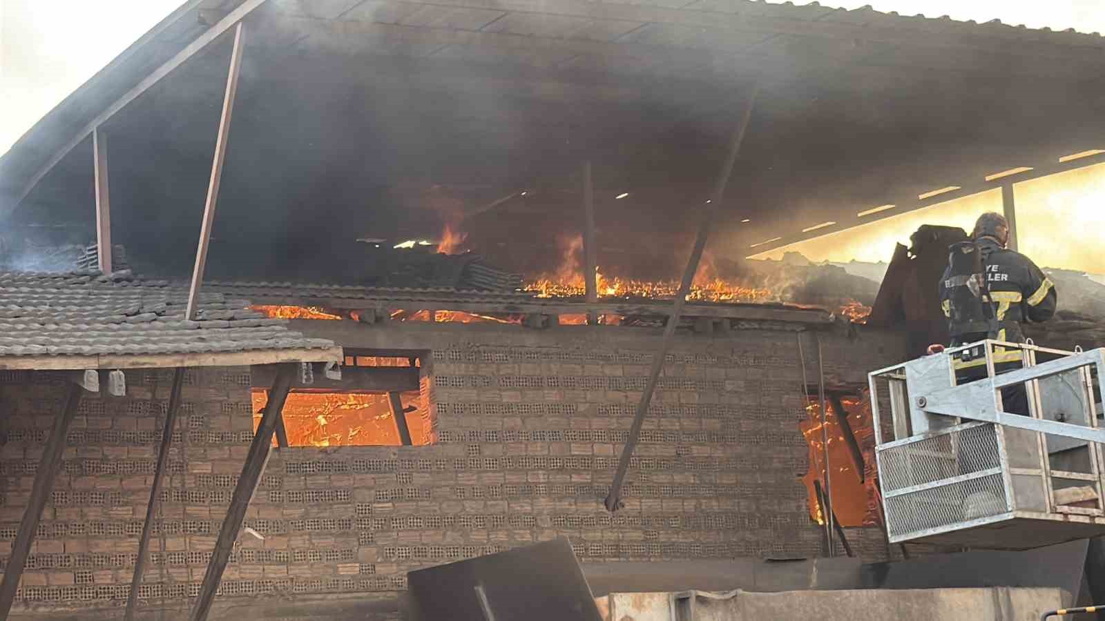 Tokat&rsquo;ta tuğla fabrikasında &ccedil;ıkan yangında dumanlar g&ouml;ky&uuml;z&uuml;n&uuml; kapladı
